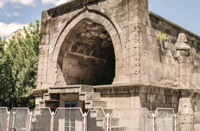 Beşparmak Kümbeti