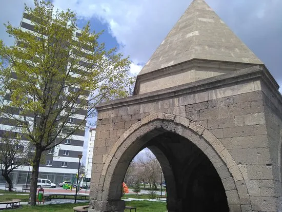 Dört Ayak Kümbbeti