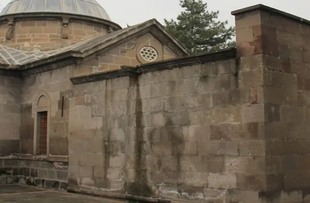 Emir Erdoğmuş Türbesi
