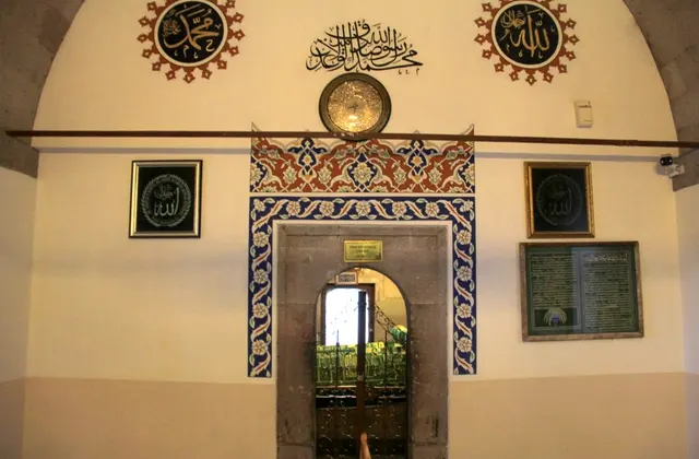 Emir Erdoğmuş Türbesi