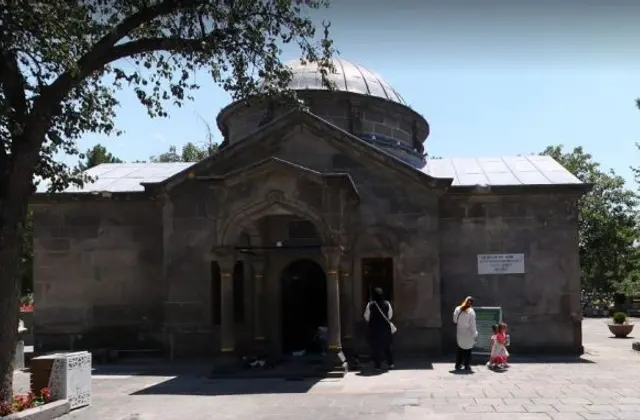 Emir Erdoğmuş Türbesi