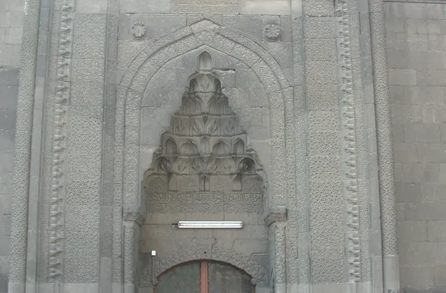Hacı Kılıç Cami Ve Medresesi