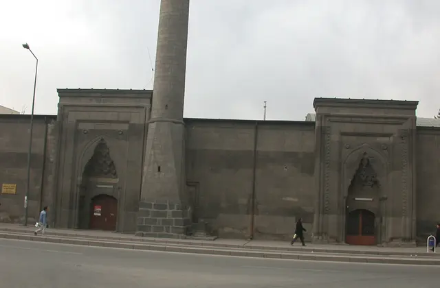 Hacı Kılıç Cami Ve Medresesi