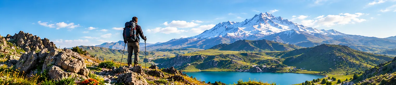 Erciyes manzaralı bir gölün yanında yürüyüşçü