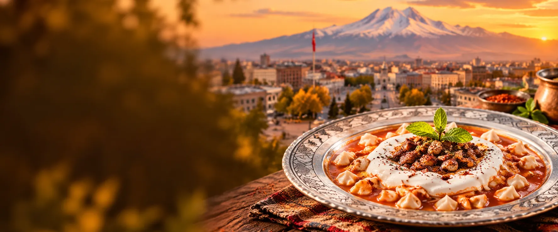 Gün batımında Erciyes manzarası önünde bir tabak Kayseri mantısı